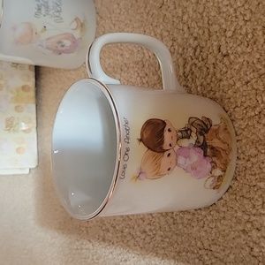 Precious Moments cup LOVE ONE ANOTHER 1983 Johnathan & David. Gold lined